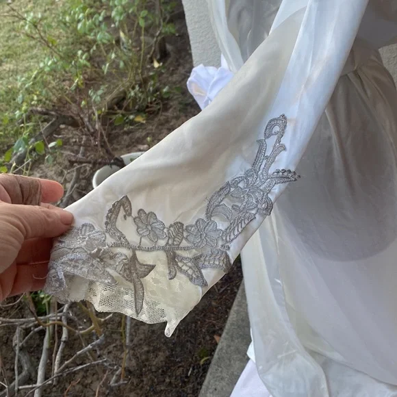 Flora Nikrooz Vintage 1970’s stunning robe w/ beautiful embroidered sleeves - Picture 3 of 10